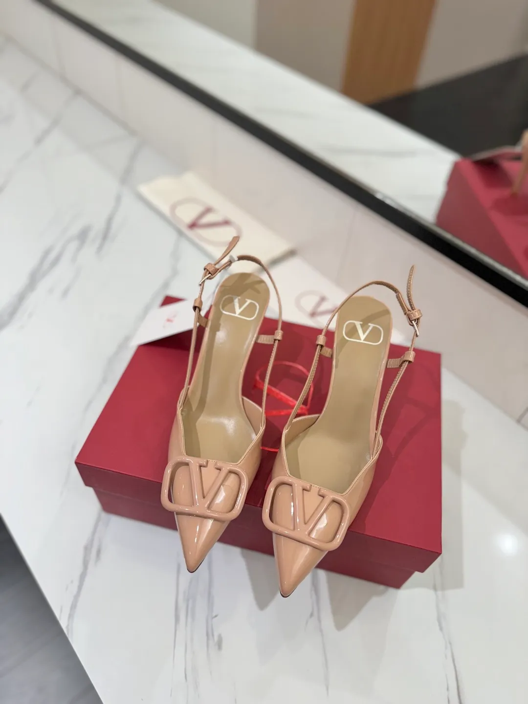 💕💕Factory direct selling price p520💕💕 Valentino launches a new series of sandals, sandals with pointed toe V-buckle sandals. The upper part of the foot is very pedicure-like. The key point is that it is very good and easy to control. It does not grind or tire your feet. It is a walking artifact! Metal VLOGO diamond buckle elements, full of high-end sense! It became sweet instantly.  The avant-garde VLOGO SIGNATURE shoe series interprets VALENTINO GARAVANI's candid attitude. Valentino Garavani V logo back hollow sandals with VLogo Signature decoration, platinum tone VLogo Signature decoration! Upper: imported patent leather Lining: imported goatskin Outsole: Italian leather outsole Heel height: 8cm Size: 35-39 (34-40-41-42 customized size)